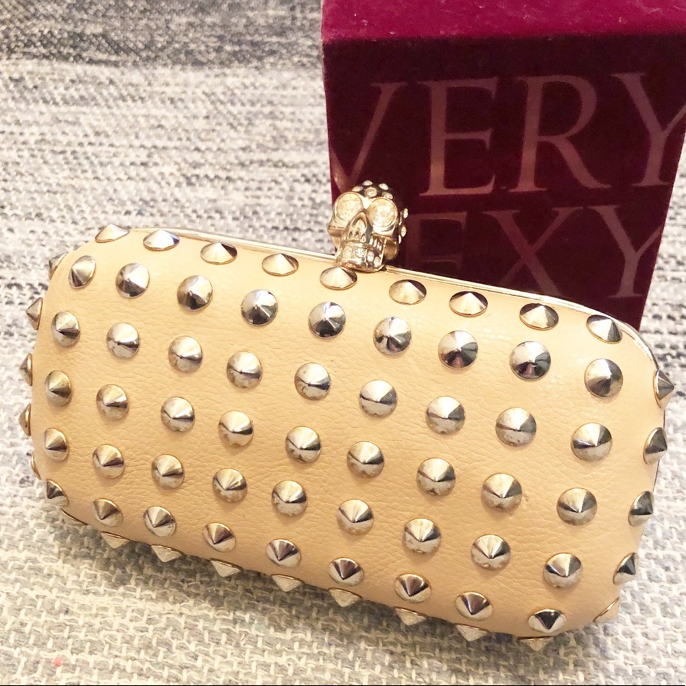 Studded clutch with skull closure